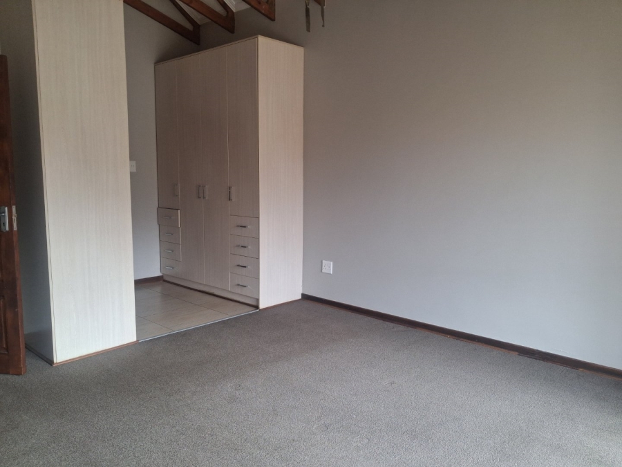 To Let 3 Bedroom Property for Rent in Hillside Free State